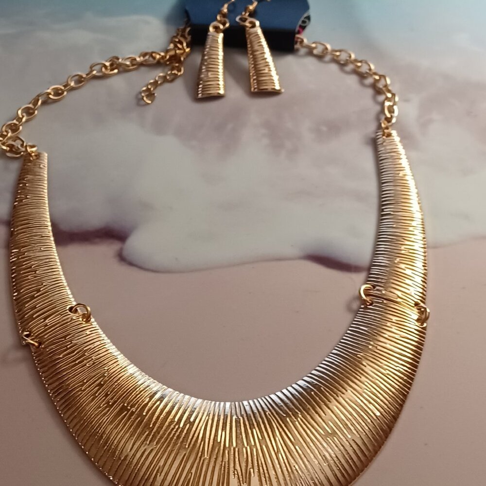 NWT PAPARAZZI  RETRO HOLIDAY GOLD GLITZ NECKLACE & EARRING SET